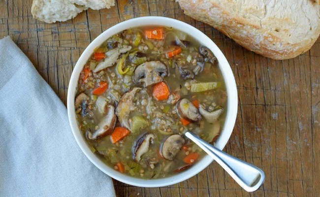 Ароматный гречневый суп с грибами без мяса 