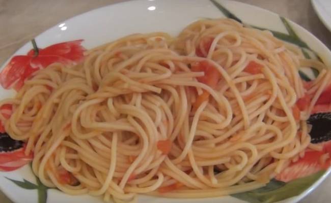 Простой рецепт спагетти без мяса в томатной подливе с помидорами – рецепт для начинающих хозяек и не только