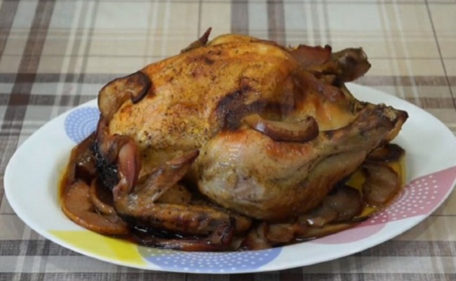 Запечённая курица целиком с яблоками и грушами в рукаве или утятнице
