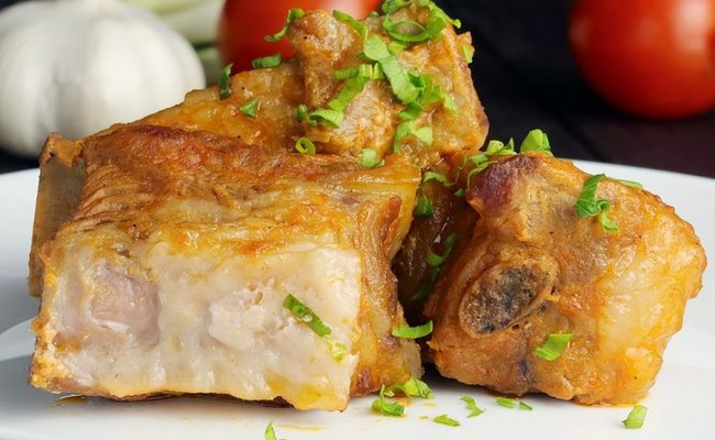 Аппетитные свиные рёбрышки в сметане на сковороде – простой домашний рецепт