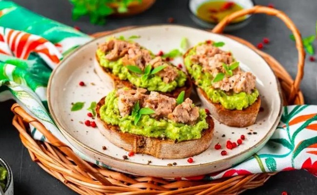 ПП – бутерброд: рецепт с печенью трески и авокадо