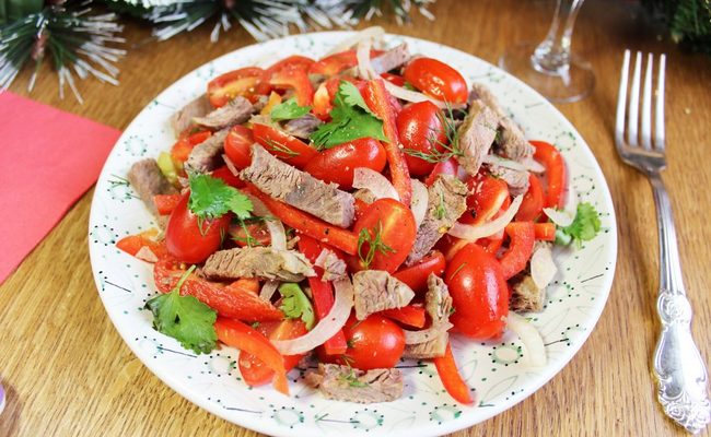 Рецепт салата Гвардейский с курицей, помидорами и перцем