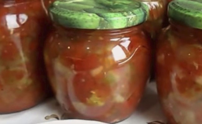 Готовим салат из огурцов с луком, помидорами и растительным маслом