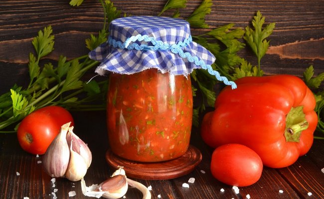 Лютеница на зиму по-болгарски – рецепт с баклажанами