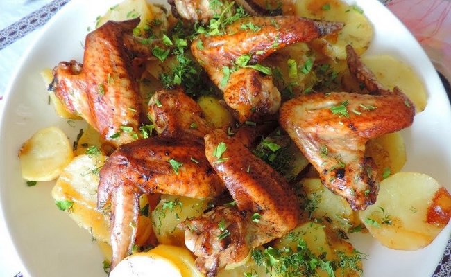 Простой рецепт сочных куриных крылышек с картошкой до румяной корочки в духовке