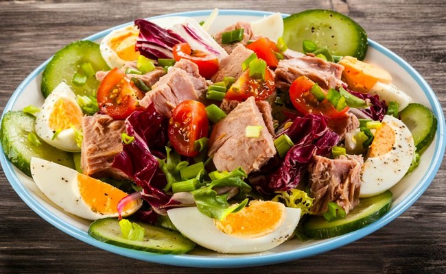 Вкусный салат с овощами и тунцом – лучшая замена для Оливье