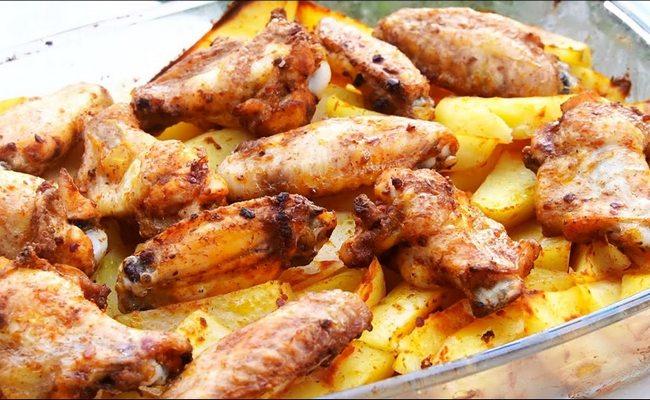 Как запечь куриные крылья с майонезом и ломтиками картошки - подробный рецепт с фото