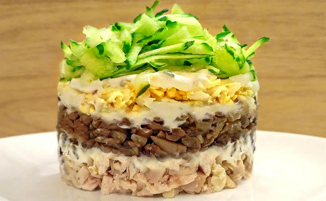 Готовим салат Нежность с копчёной курицей и грибами