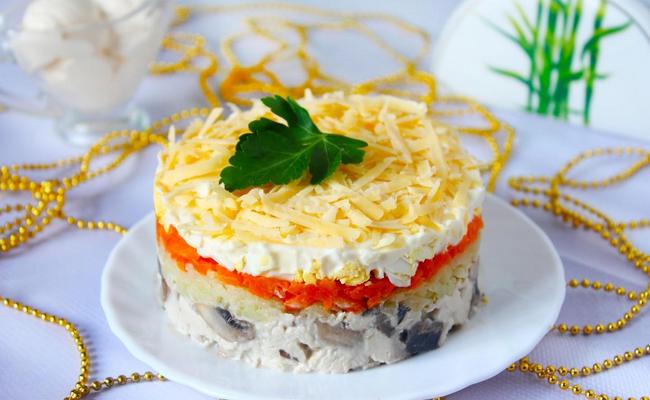 Слоёный салат с курицей, грибами, помидорами и сыром Нежность