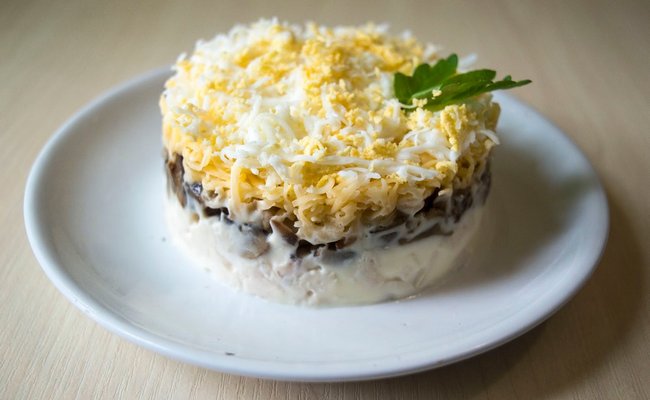 Лёгкий салат в куриной грудкой и грибами Нежность с добавлением сыра