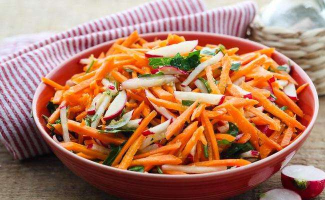 Салат с морковью и редисом к макаронам по-флотски