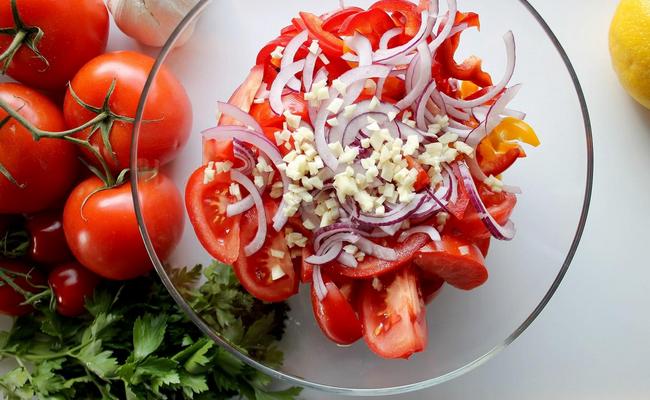 Салат к макаронам по-флотски из перца с помидорами и луком