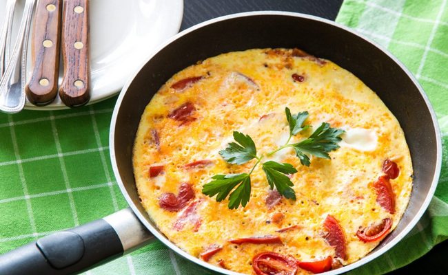 Лучшие рецепты омлета на завтрак с молоком и помидорами