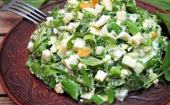 Овощной салат со щавелем и яйцом – простой домашний вариант