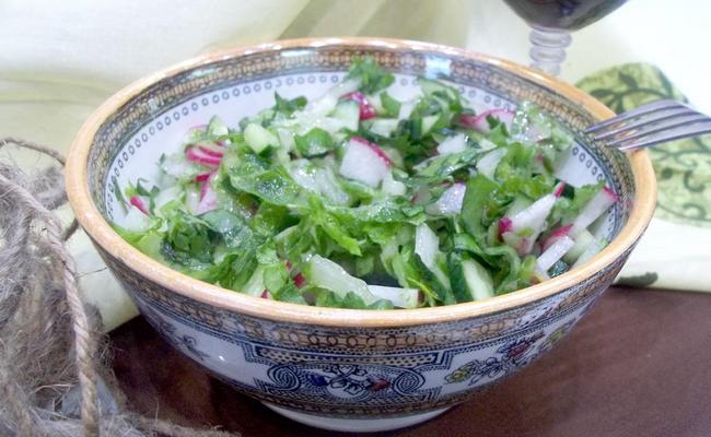 Щавелевый салат с редисом и пекинской капустой