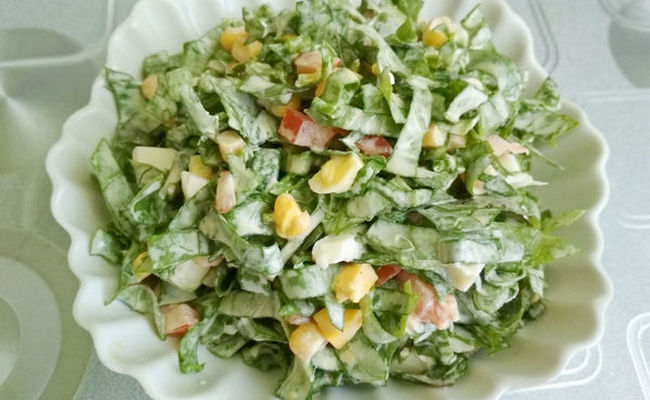 Салат с зеленью и свежим огурцом
