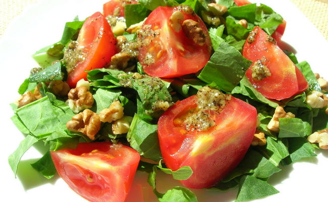 Салат со свежими листьями щавеля, помидорами и грецкими орехами