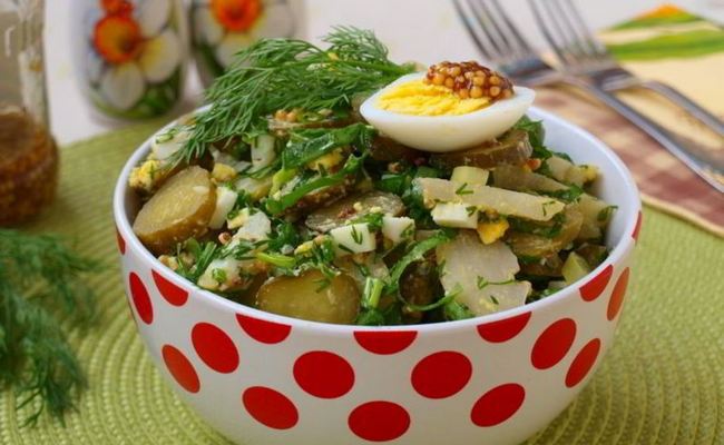 Картофельный салат с листьями щавеля