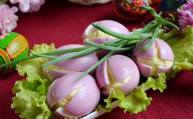 Цветы крокусы из фаршированных яиц