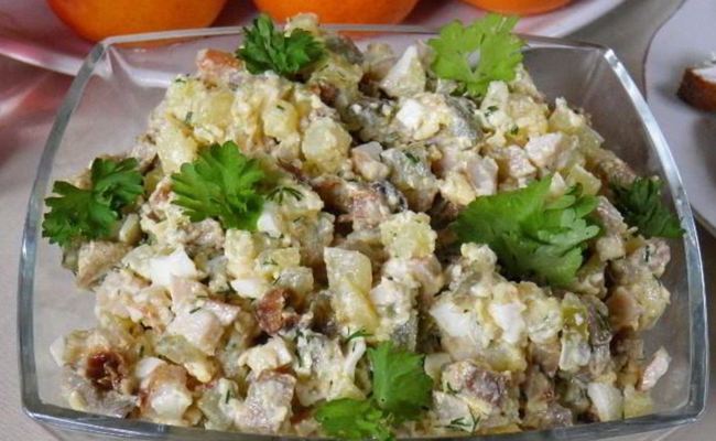 Салат Боярский с курицей и грибами – классический простой рецепт