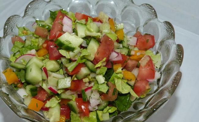 Лёгкий овощной салат к пельменям