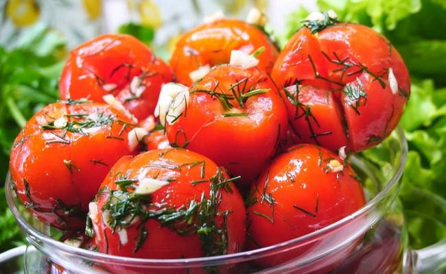 Маринованные помидоры за час – вкусная закуска на скорую руку