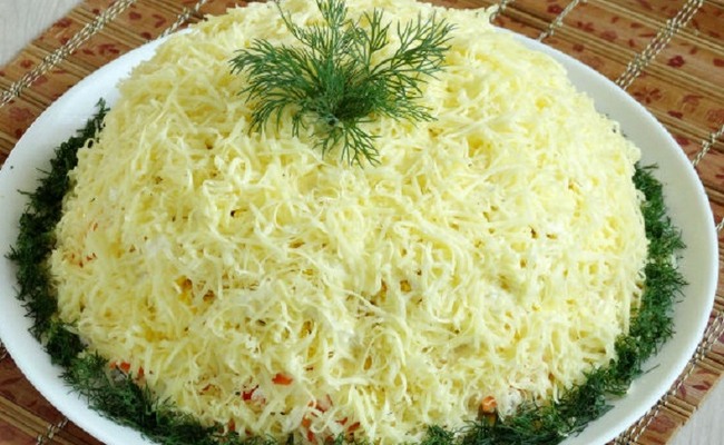 Салат Пушистый с кальмарами и плавленым сыром