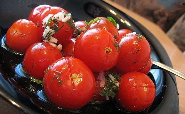 Малосольные помидоры черри быстрого приготовления с чесноком