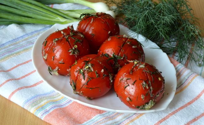 Малосольные помидоры черри с чесноком и зеленью – классический рецепт