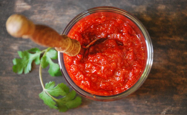 Как делать аджику из помидоров и чеснока – классический рецепт с варкой