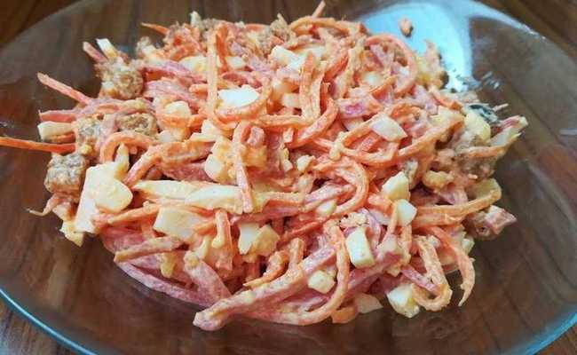 Салат с колбасным (копчёным) сыром, морковью и чесноком – необычный рецепт