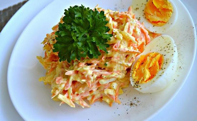 Вкусный салат с вареной морковью, сыром и чесноком под майонезом