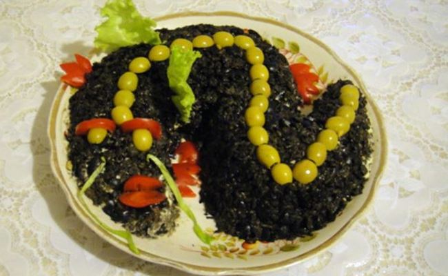Простой и вкусный салат в форме дракона на новый год
