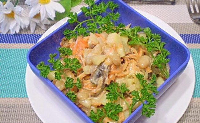 Тёплый салат с грибами, морковью и фасолью 