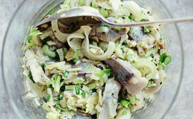 Необычный салат с солёной сельдью и овощами – простой рецепт