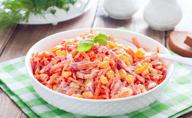 Салат с морковью, сыром и копчёной колбасой