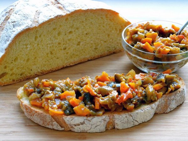 Кабачковая икра, приготовленная на сковороде с овощами, натёртыми на тёрке Вкусная кабачковая икра на тёрке, приготовленная на сковороде, с чесноком и зеленью