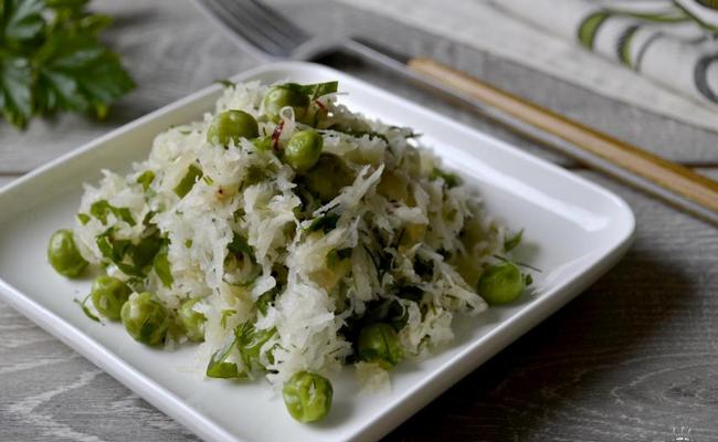 Зелёный салат из маргеланской редьки с горошком