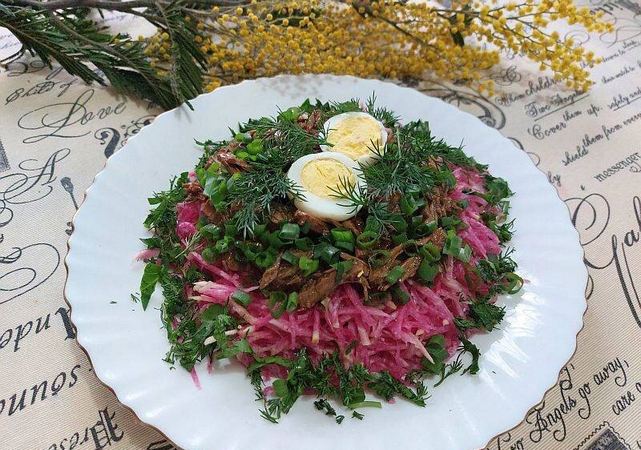 Сытный салат из маргеланской редьки с мясом