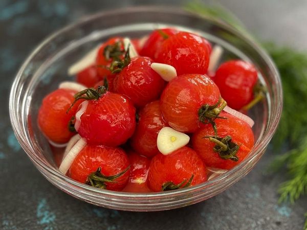 Маринованные домашние помидоры за сутки с чесноком и зеленью Маринованные помидоры за сутки с чесноком и зеленью