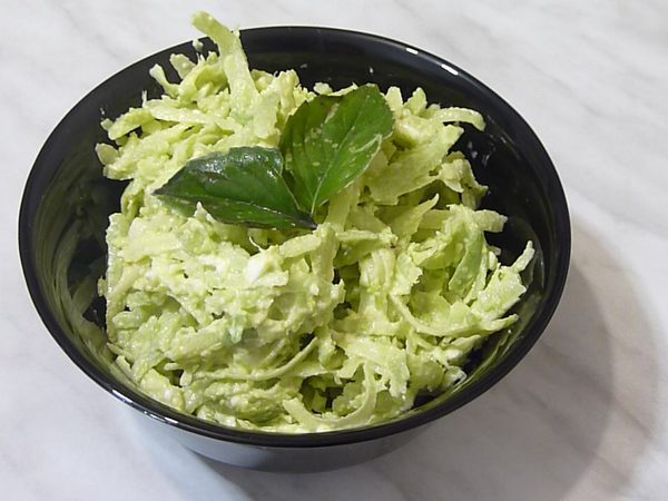 Любимый овощной салат из маргеланской редьки с огурцом