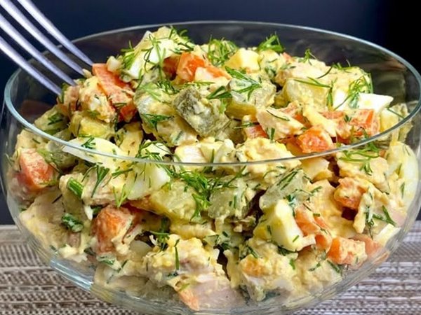 Простой Оливье с курицей без майонеза 